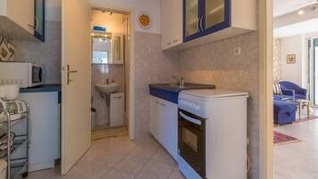Private kitchen | Fridge, microwave, oven, stovetop