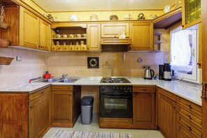 Apartemen (A2) | Dapur pribadi | Kompor, mesin espresso, mesin pembuat kopi/teh, dan ketel listrik