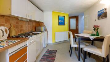 Private kitchen | Stovetop, coffee/tea maker