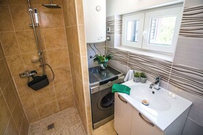 Bathroom | Shower, free toiletries, hair dryer - Villa Mikula (Solta)