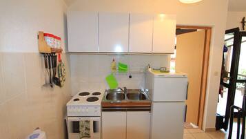 Private kitchen | Fridge, microwave, stovetop, espresso maker