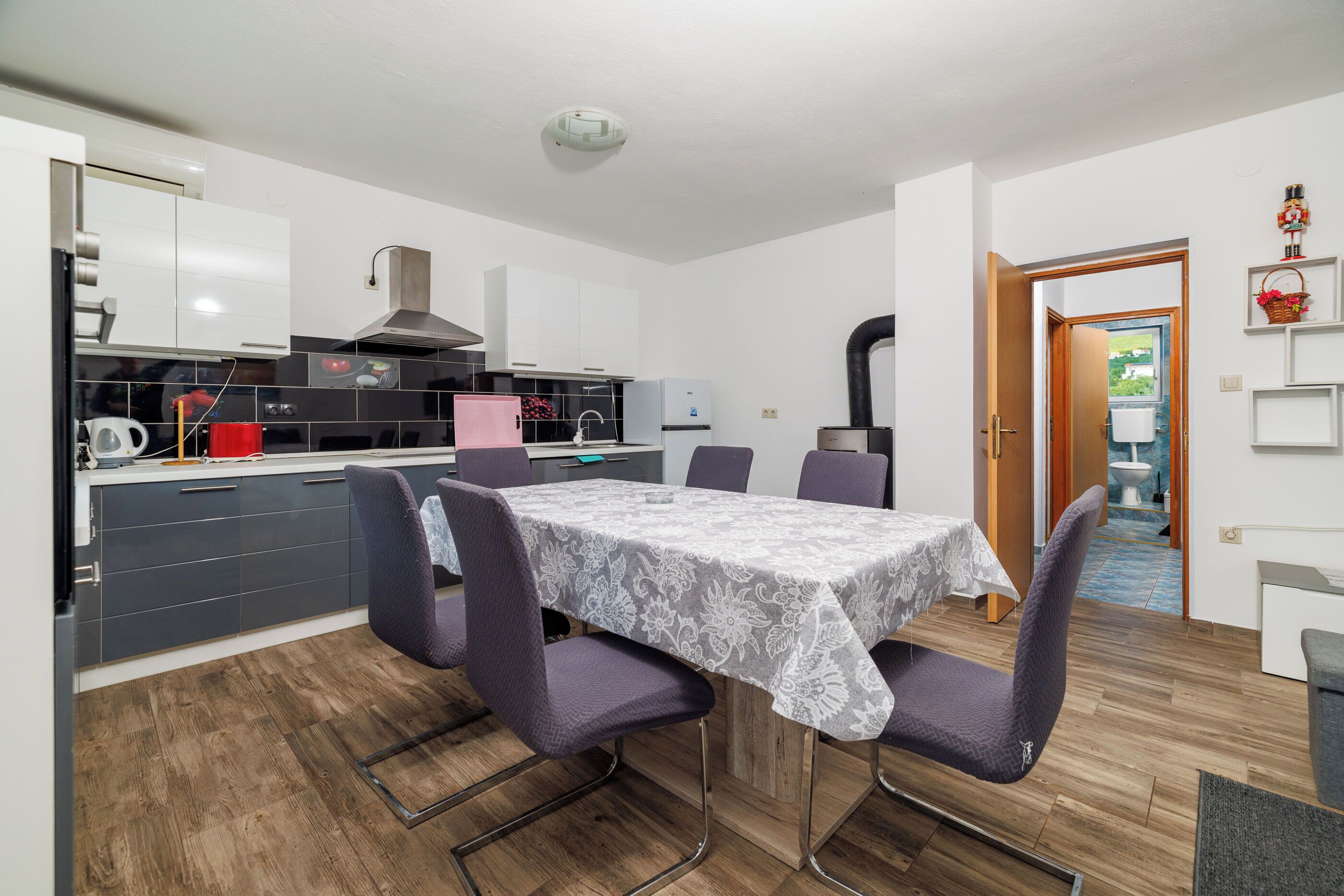 Apartment (A1) | Private kitchen | Fridge, microwave, oven, stovetop