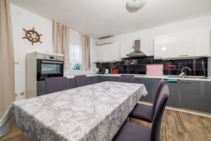 Apartment (A1) | Private kitchen | Fridge, microwave, oven, stovetop - Apartments Tajci (Crikvenica)