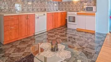 Apartment (A2) | Eigene Küche | Kühlschrank, Ofen, Herdplatte, Espressomaschine