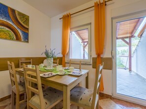 Private kitchen | Fridge, microwave, oven, stovetop - House Haus Rosa (Crikvenica)