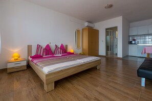8 bedrooms, free WiFi, bed sheets