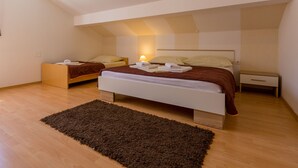 Ein Schlafzimmer mit einem großen Bett, zwei Nachttischen, einem Beistelltisch und einem braunen Teppich.