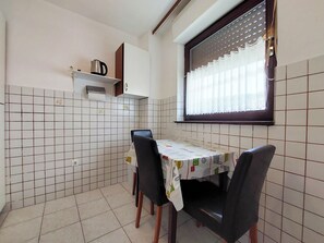 Studio (A1) | Dining
