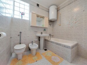 Studio (A1) | Bathroom