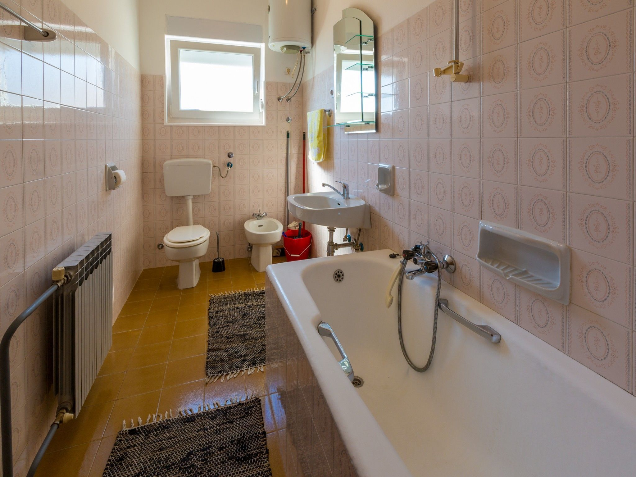 Un baño con bañera, inodoro, lavabo y bidé.