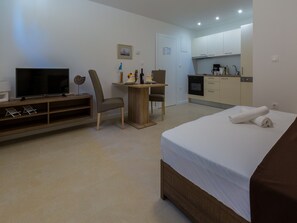 8 chambres, coffre-fort, fer et planche Ă repasser