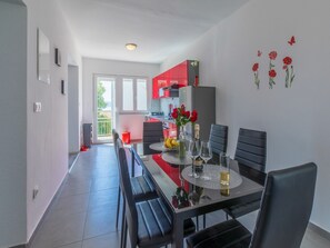 Private kitchen | Fridge, microwave, stovetop, dishwasher - Apartment IVA MAN (Crikvenica)