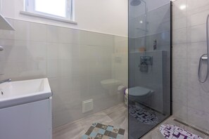 Dusche, kostenlose Toilettenartikel, Toilettenpapier