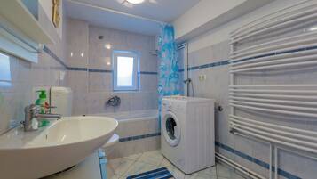 Apartment (A7) | Bathroom | Shower, towels