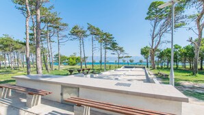 A park with benches, picnic tables, and trees. - Apartment Seka (Sabunike)
