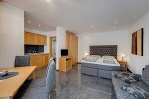 Studio (A1) | Interior entrance