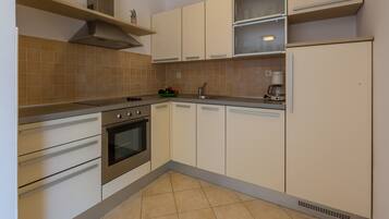 Réfrigérateur, four, plaque de cuisson, machine à expresso