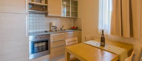 Refrigerador, horno, placa de cocina, cafetera expreso