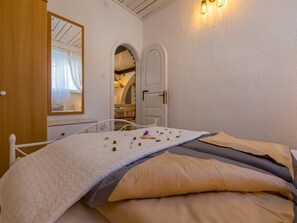 5 bedrooms, free WiFi - Apartments Susanne (Novi Vinodolski)