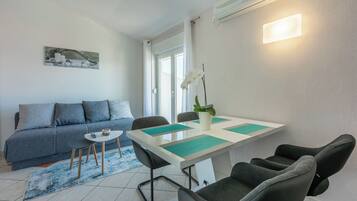 شقة (A4) | غرفة المعيشة | تلفزيون