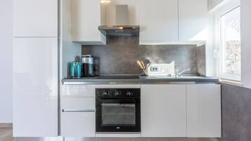 شقة (A3) | مطبخ خاص | ثلاجة، موقد طهي مسطح، غلّاية كهربائية، مستلزمات طهي/أطباق/أوعية