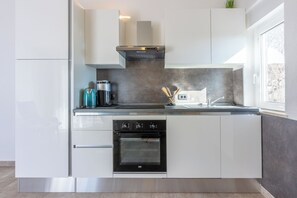 Apartment (A3) | Private kitchen | Fridge, stovetop, electric kettle, cookware/dishes/utensils