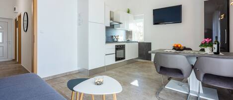 Apartment (A3) | Ruang tamu | TV