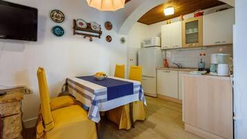 شقة (A2) | مطبخ خاص | ثلاجة، ميكروويف، فرن، موقد طهي مسطح