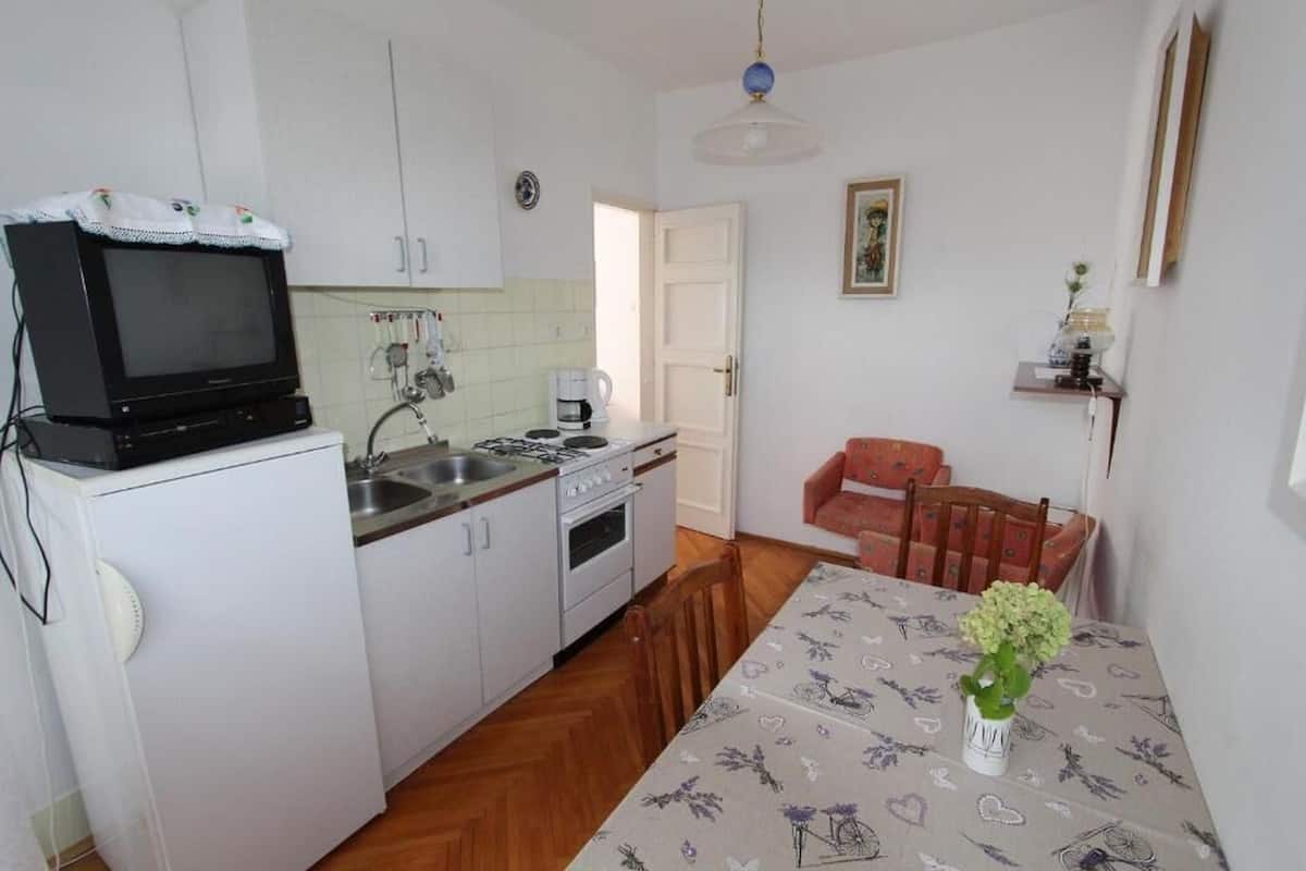 Appartement (A1) | Cuisine privée | Réfrigérateur, four à micro-ondes, un four, surface de cuisson