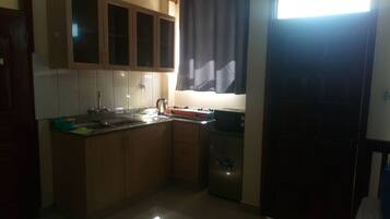 Réfrigérateur, cafetiÚre/bouilloire, grille-pain