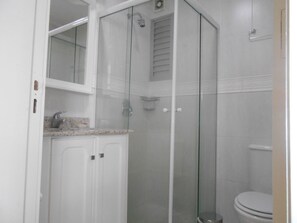 Chuveiro, toalhas de banho