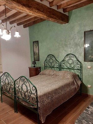 Individually decorated, individually furnished, cribs/infant beds - Ca' Musiari Dimora storica dal 1847 (Parma)