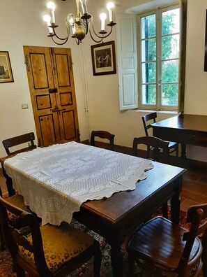 بوفيه فطور مجانًا يوميًا