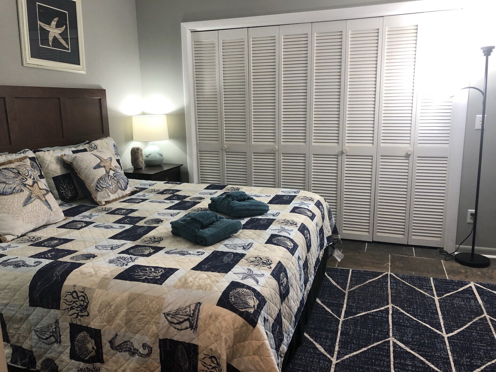 2 sovrum, värdeförvaringsskåp på rummet och skrivbord