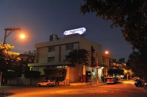 Fassade der Unterkunft – Abend/Nacht
