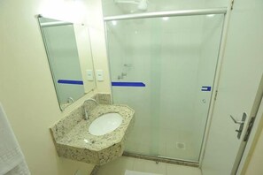 Shower, bidet, towels - Plenotel (Colatina)