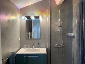 Shower, hair dryer, towels, toilet paper - Duplex quiet residence, sea and mountain view, near downtown, beach at 300m (L'Île-Rousse)