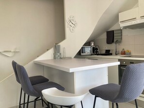 Fridge, microwave, oven, stovetop - Duplex quiet residence, sea and mountain view, near downtown, beach at 300m (L'Île-Rousse)