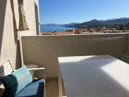 Residenza duplex tranquilla, vista mare e montagna, vicino al centro, spiaggia a 300m