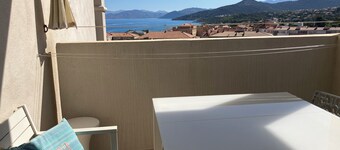 Kaksikerroksinen hiljainen asunto, meri- ja vuoristomaisema, lähellä keskustaa, ranta 300 metrin päässä