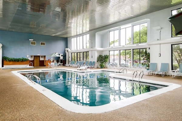 Piscina coberta i piscina a l'aire lliure