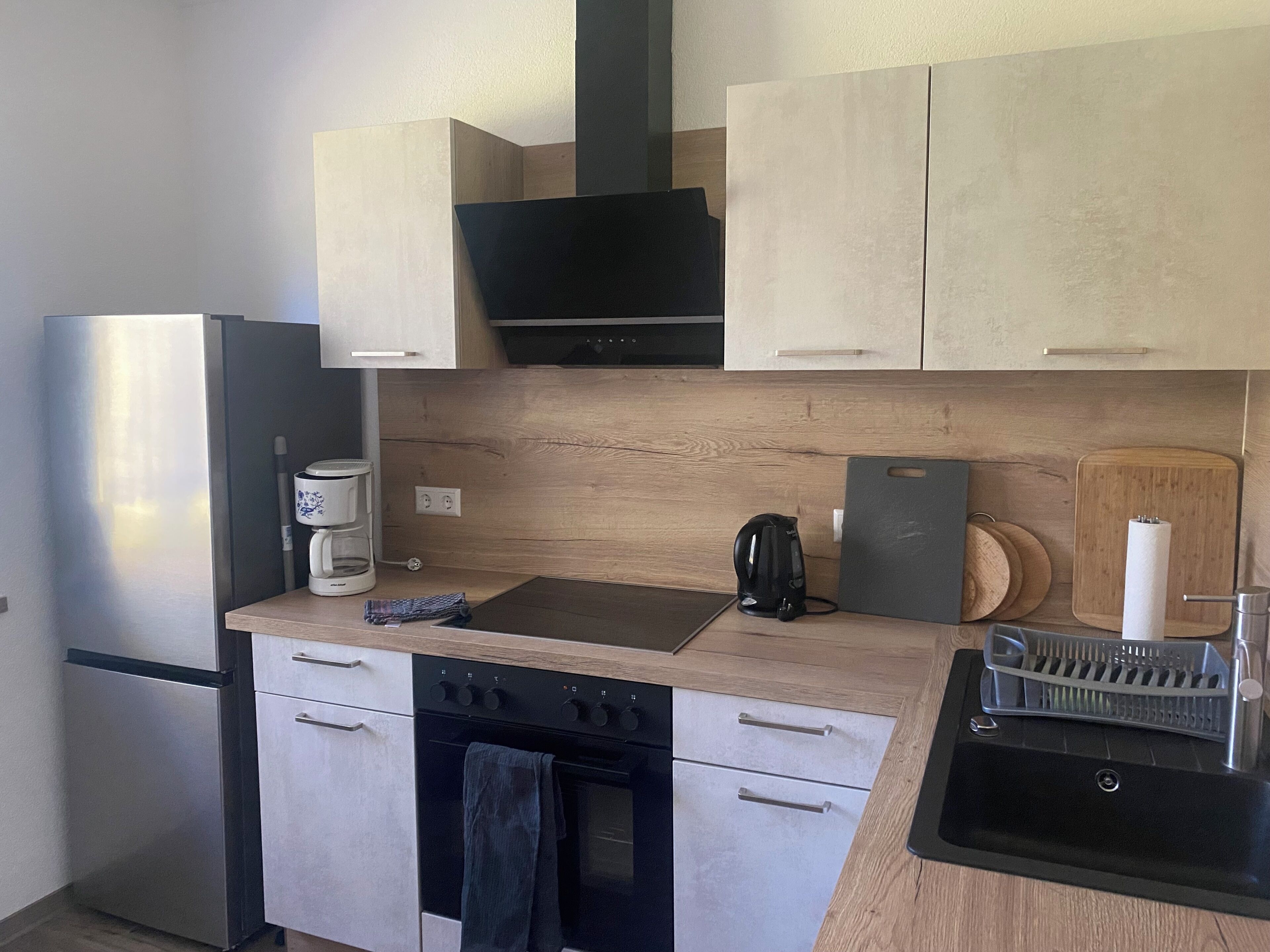 Coffee/tea maker, fridge, oven, stovetop