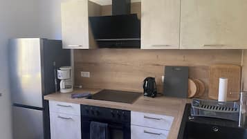 Coffee/tea maker, fridge, oven, stovetop