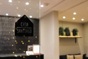 Une enseigne avec l’inscription « CASA SANTIAGO » sur une vitrine.