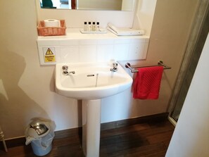 Exklusiv stuga - eget badrum | Badrum | Dusch, gratis toalettartiklar, hårtork och handdukar