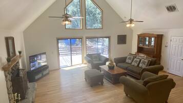 Smart TV, chimenea, reproductor de DVD y estéreo