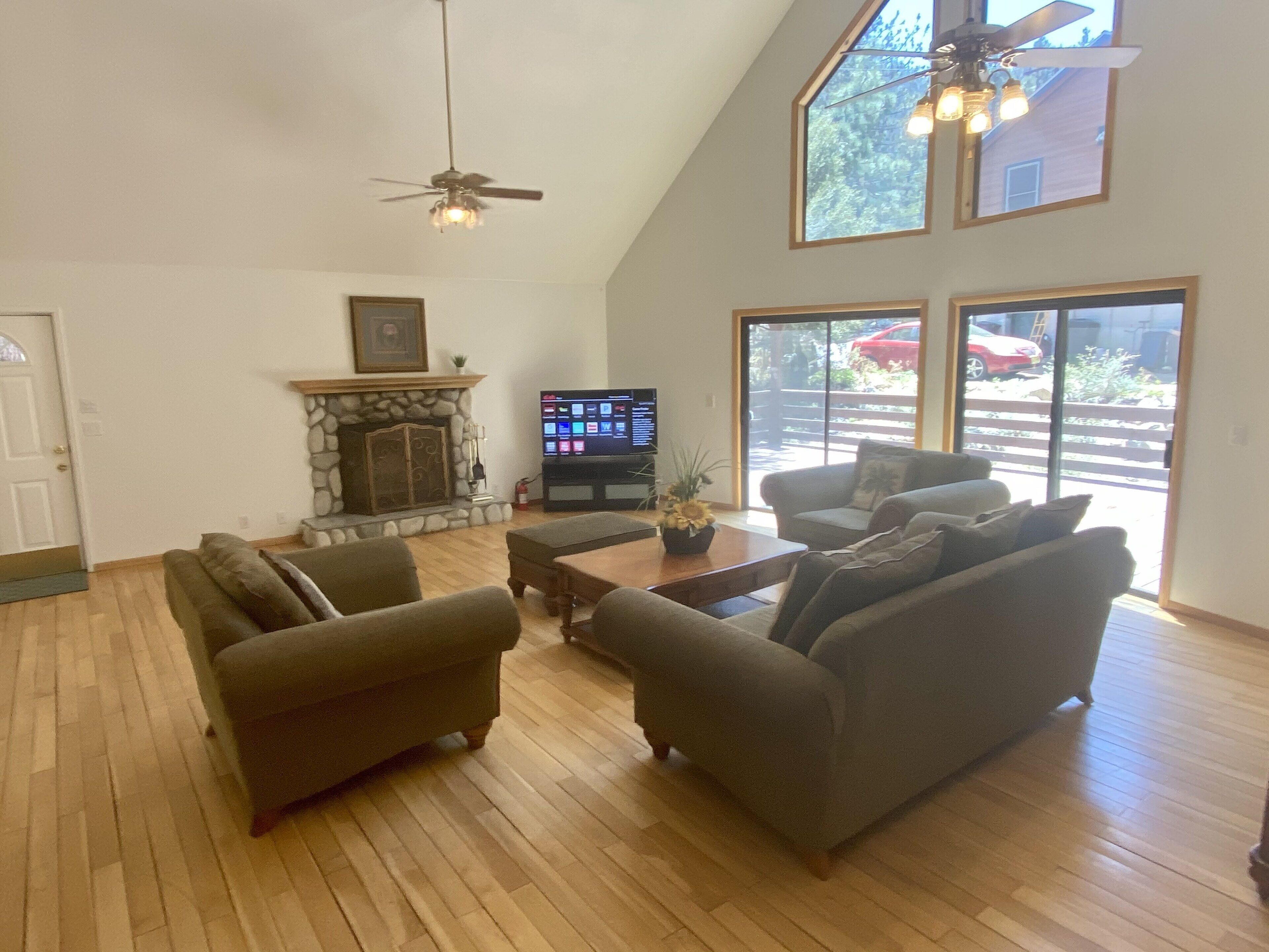 TV connectée, cheminée, lecteur de DVD, chaîne hi-fi