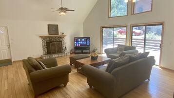 TV connectée, cheminée, lecteur de DVD, chaßne hi-fi