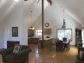 Smart-TV, Kamin, DVD-Player, Stereoanlage