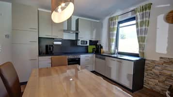 雪櫃、微波爐、焗爐、爐具